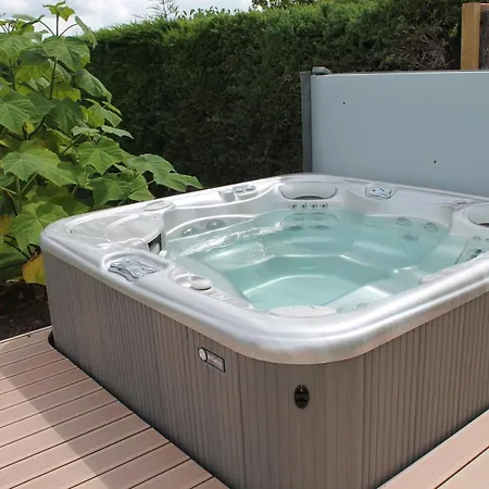 - Marie Barrault 莱塞比耶